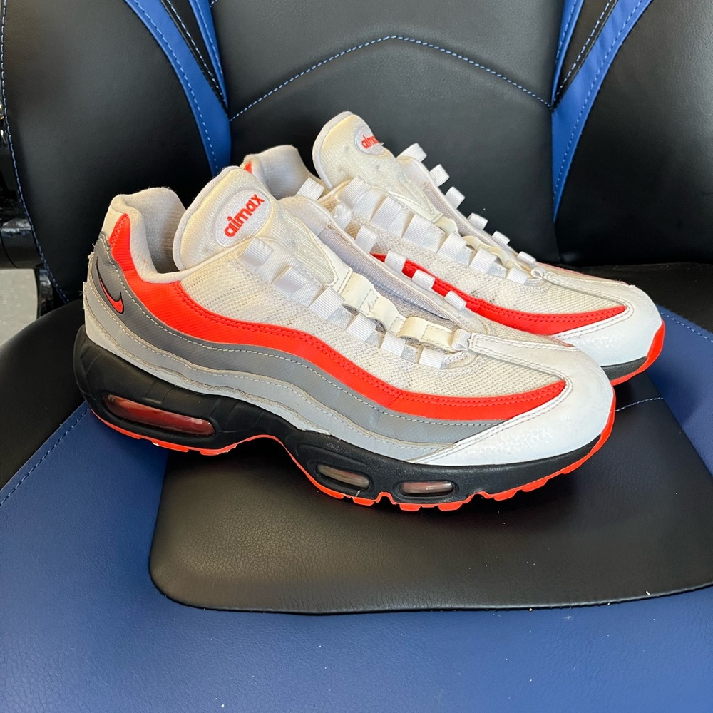 Nike AirMax 95 Essential Comet shoes size 9